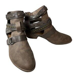 Maurice’s Women’s Rustic Callie Multi-buckle Ankle Boots Size 7.5